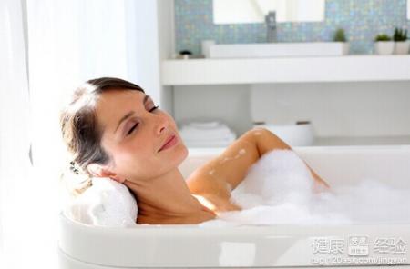 泡澡或熱敷有助預防皺紋