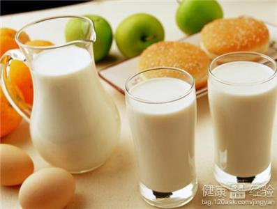 健身後如何飲食？推薦喝牛奶來補充水分