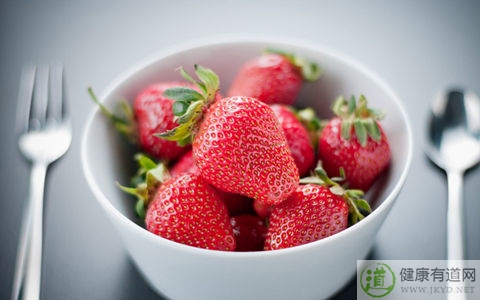 草莓不能和什麼一起吃_草莓和什麼相克
