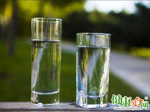 盛夏飲水選對杯子:玻璃杯、陶瓷杯較安全
