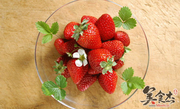 草莓八作用 春季常吃健康好YF.jpg